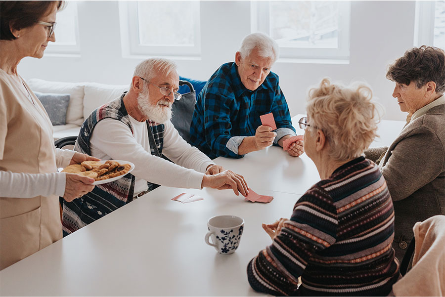 personas jugando a las cartas